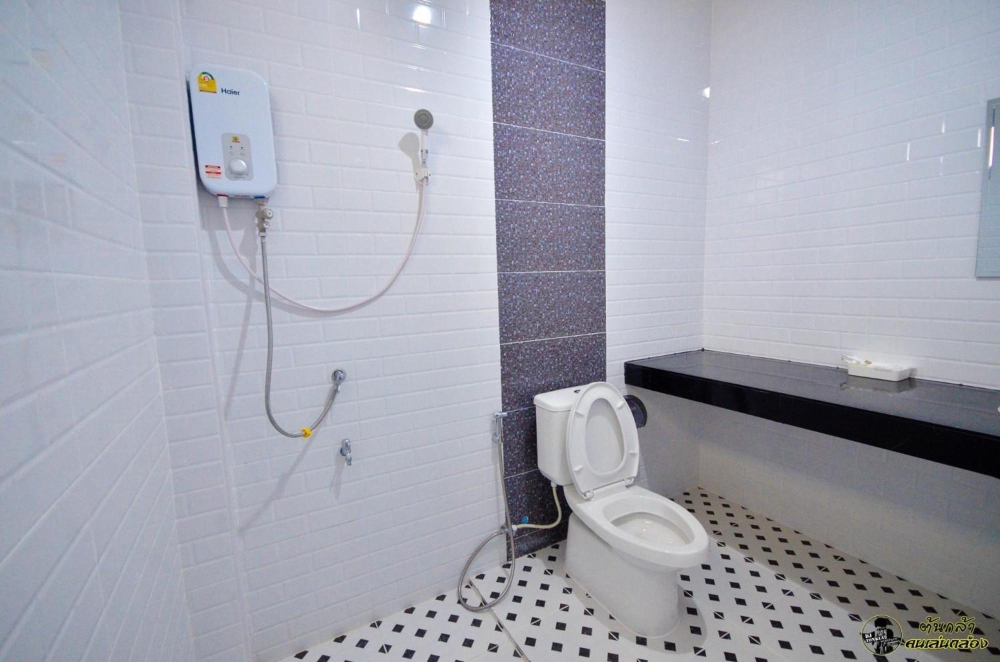 แอ่ว-ดีld Hotel&Residences Ngao Esterno foto