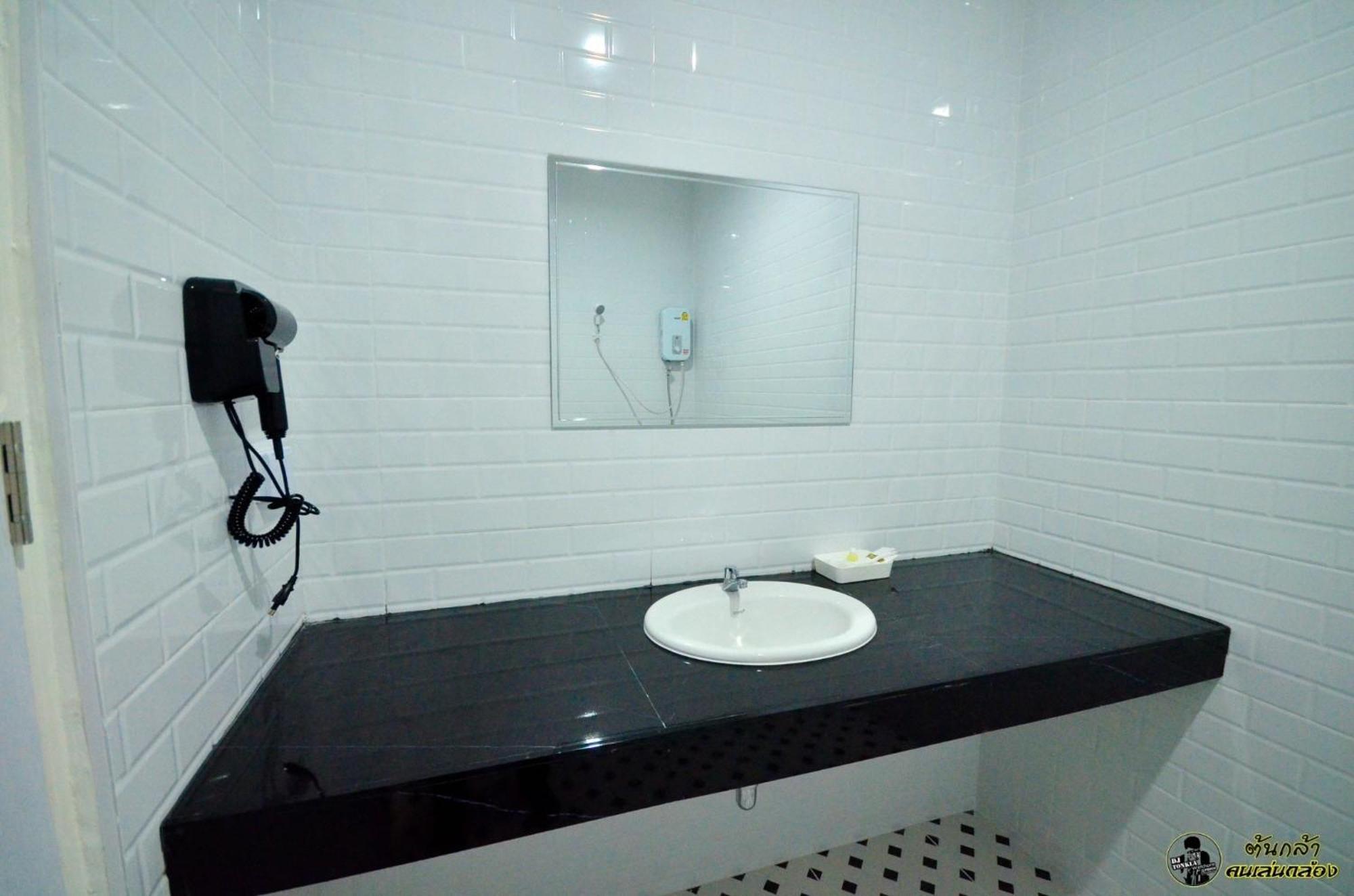 แอ่ว-ดีld Hotel&Residences Ngao Esterno foto