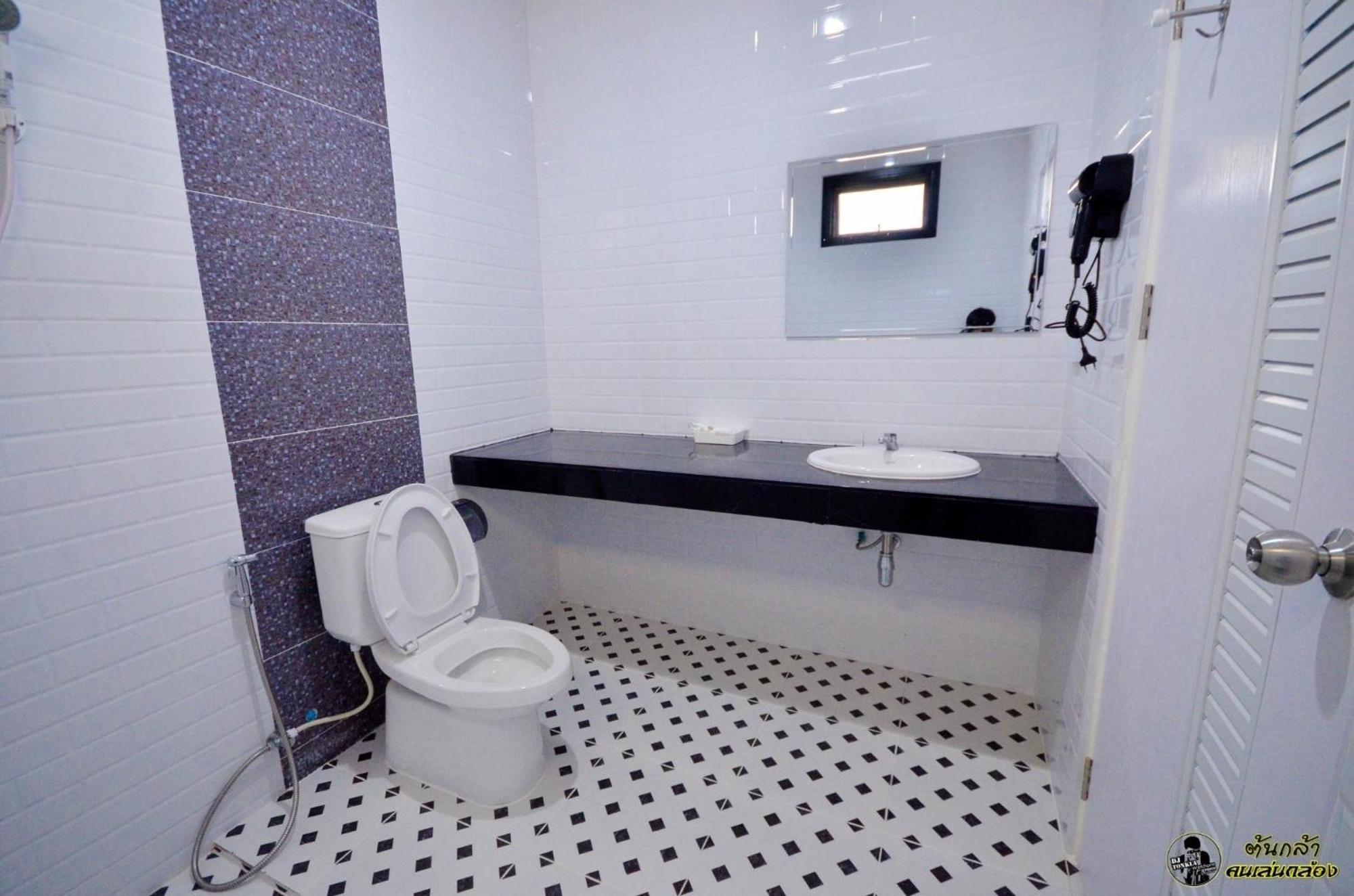 แอ่ว-ดีld Hotel&Residences Ngao Esterno foto